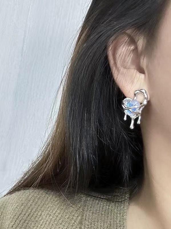 Lava Cutout Heart Stud Earrings - PAINEVIDA