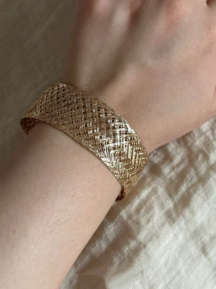 Gold Openwork Vintage Bangle Bracelet - PAINEVIDA