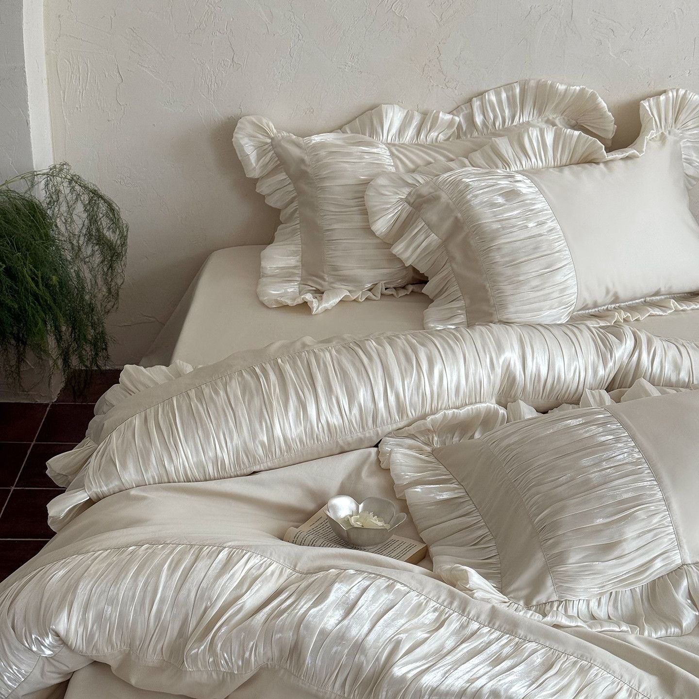 Silk White French Retro Cotton Four-piece Bedding Set