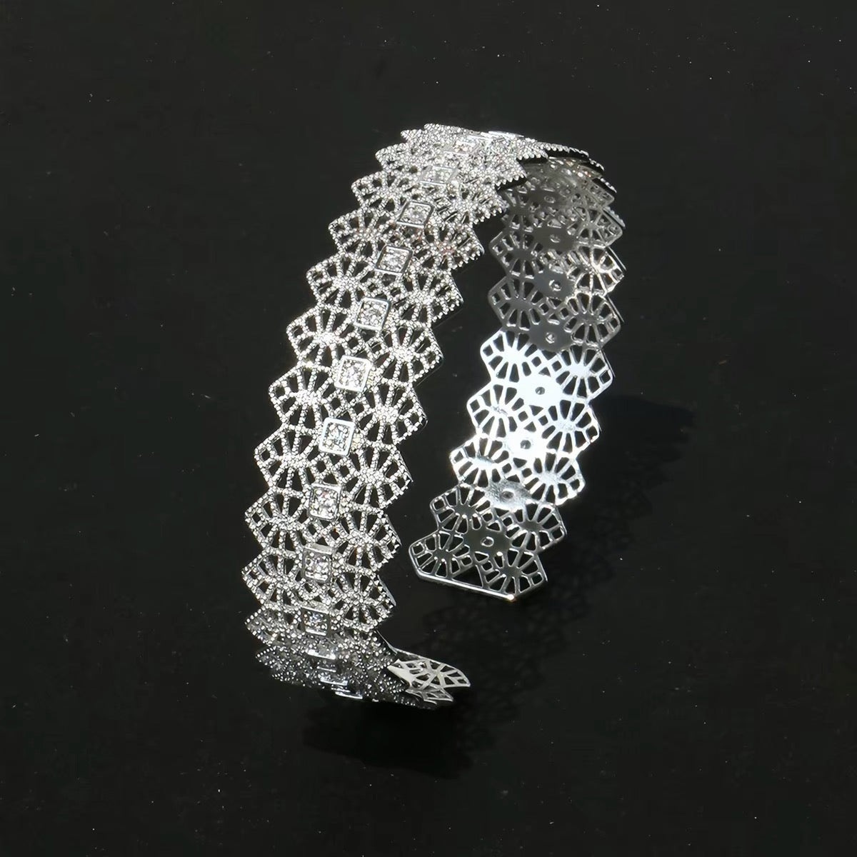 Lace-Carved Bangle | 18K Gold & Silver - PAINEVIDA