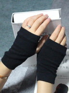 Simple Solid Color Knitting Gloves by painevida